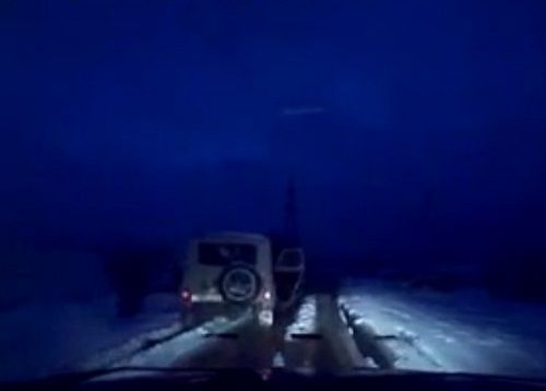 　　警察成功打開(kāi)可疑汽車的車門并登上汽車，司機(jī)見(jiàn)狀立即停車及棄車逃走，警察則下車?yán)^續(xù)追捕司機(jī)。