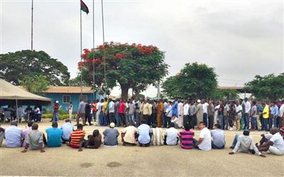 19日，安哥拉一檢查點(diǎn)抓扣大量外國人并查驗(yàn)證件。