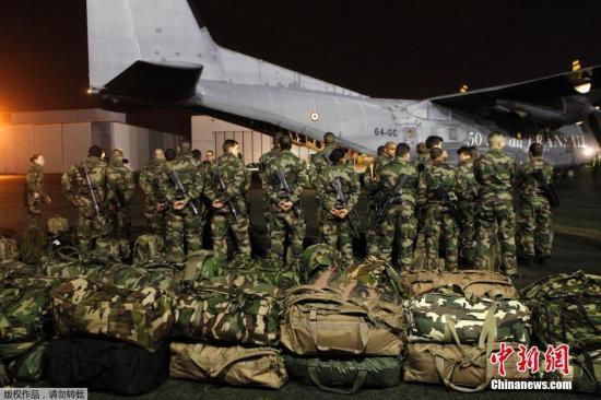 當(dāng)?shù)貢r(shí)間1月7日，法國(guó)軍人抵達(dá)巴黎布爾歇機(jī)場(chǎng)。他們將被部署在巴黎，以增強(qiáng)巴黎市的安保力量。