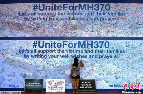 3月19日，馬來西亞八打靈再也(Petaling Jaya)，民眾在簽名板上簽名為馬航MH370祈福