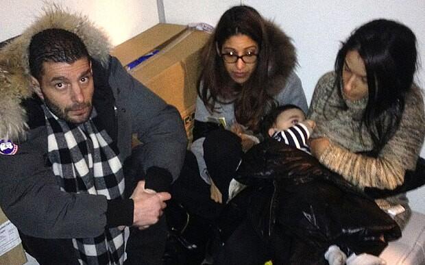 照片顯示了部分人質(zhì)躲藏于冷藏室中的情景。