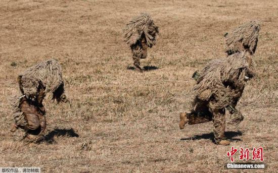 資料圖：當?shù)貢r間2015年1月11日，日本船橋市，日本自衛(wèi)隊進行新年軍演，大約500名軍人和24架飛機參與了本次演習。 視頻：日本敲定史上最大規(guī)模國防預算費來源:央視軍事農(nóng)業(yè)