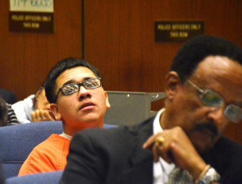 嫌犯奧丘阿（后）與嫌犯卡門(mén)的公辯律師漢彌爾頓在初審法庭上。