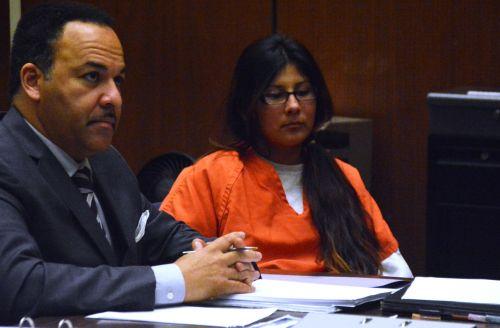 嫌犯卡門(mén)（中）在初審法庭上。（僑報(bào)網(wǎng)：圖片由法庭指定攝影師提供）