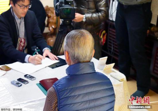 當(dāng)?shù)貢r(shí)間1月25日，日本千葉市，日本遭“伊斯蘭國(guó)”綁架人質(zhì)湯川遙菜的父親接受媒體采訪。伊斯蘭國(guó)武裝(IS)24發(fā)布視頻顯示，其中一位被綁架日本人質(zhì)湯川遙菜(Haruna Yukawa)已經(jīng)被該組織殺害。日本政府表示將驗(yàn)證視頻的真實(shí)性。 視頻：關(guān)注日本人質(zhì)事件：極端組織視頻顯示一人質(zhì)已遭殺害來(lái)源:央視新聞