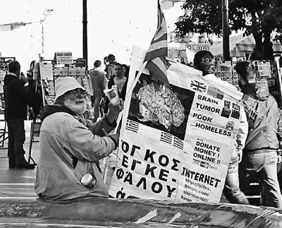 自債務(wù)危機(jī)爆發(fā)以來(lái)，希臘承諾實(shí)施以減薪、增稅、裁員和私有化為主要內(nèi)容的緊縮和改革政策。一系列的緊縮措施使民眾生活受到嚴(yán)重影響，約1/4的家庭陷入貧困。圖為今年1月希臘大選期間，在雅典市中心國(guó)會(huì)大廈前廣場(chǎng)乞討的老人。