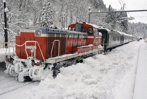 JR一臥鋪特急列車(chē)，因大雪在JR奧羽線津輕湯站附近拋錨，約130名乘客不得不在車(chē)上過(guò)夜。