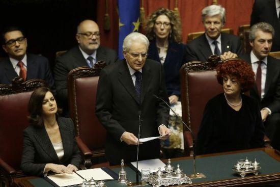 意大利新當選總統(tǒng)塞爾焦·馬塔雷拉(中)。