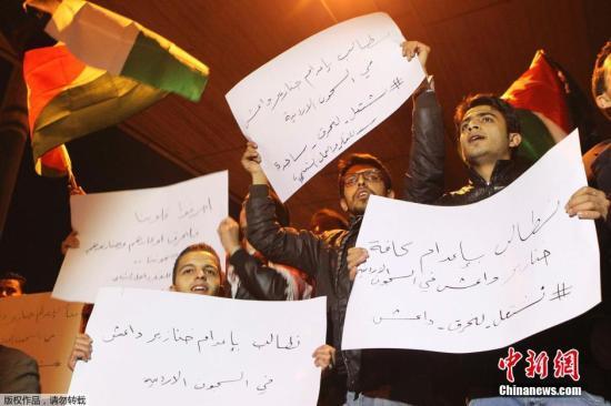 約旦軍方宣布，被極端組織“伊斯蘭國”劫為人質的飛行員卡薩斯貝已遭殺害，憤怒的抗議群眾聚集首都安曼。 視頻：約旦政府談人質遇害：一定會做出強有力回擊來源:央視新聞