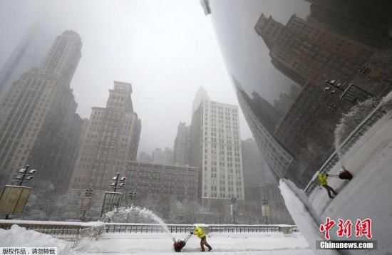 當(dāng)?shù)貢r(shí)間2015年2月1日，美國(guó)芝加哥，當(dāng)?shù)赜瓉?lái)今冬最強(qiáng)降雪。