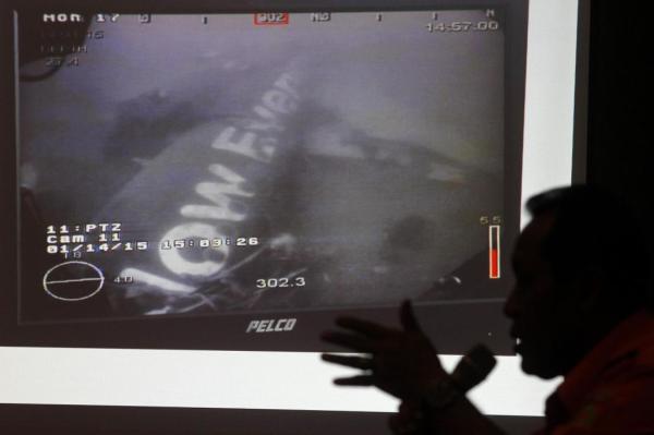 這是1月14日新加坡國防部長黃永宏在其社交網(wǎng)站上傳的亞航失事航班QZ8501機身照片。