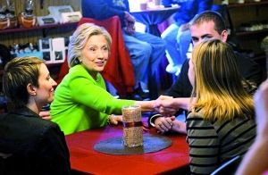 在宣傳片中，希拉里熱情地與三名“普通美國人”交談。