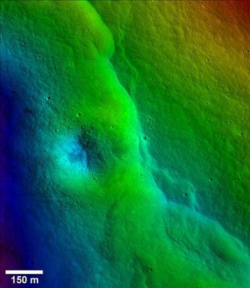 不只月球引力影響地球，科學(xué)家借由月球表面數(shù)千的裂縫推斷，地球引力似乎正對月球表面造成嚴(yán)重影響