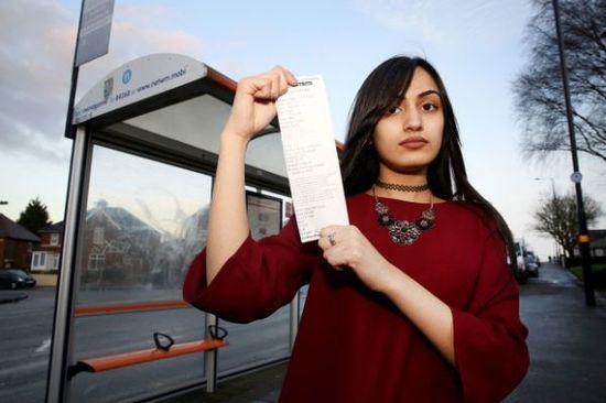 事發(fā)當(dāng)時薩迪克并未帶任何身份證件，無法證實自己真的只有15歲，百口莫辯的她，最后只好在全車乘客的注目下被趕下車和罰款，被迫走路回家。