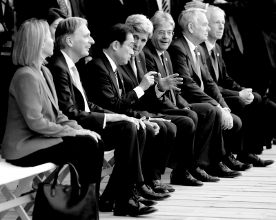 10日，七國(guó)外長(zhǎng)觀看日本傳統(tǒng)歌舞表演期間，美國(guó)國(guó)務(wù)卿克里與日本外相岸田文雄在交頭接耳