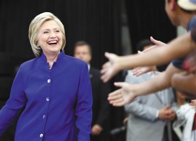 當(dāng)?shù)貢r(shí)間6日，美國加利福尼亞州長灘市，心情大好的希拉里與支持者互動。 圖/CFP