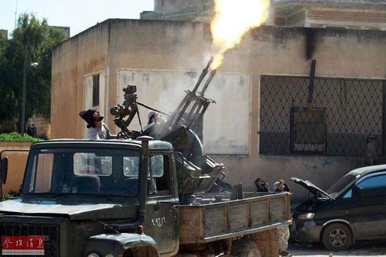 圖為反對(duì)派向政府軍的戰(zhàn)機(jī)開(kāi)火。