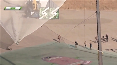 艾金斯成功落到一個1/3足球場大小的安全網(wǎng)上。