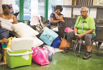 人們?cè)诿绹?guó)佛羅里達(dá)州邁阿密的一個(gè)安置點(diǎn)休息。新華社發(fā)