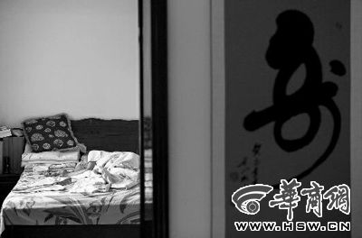 昨日，徐萬(wàn)發(fā)躺在自家床上，鼻子插著氧氣管 記者張杰攝