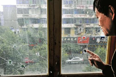 10月17日，朱先生家窗戶被擊穿。