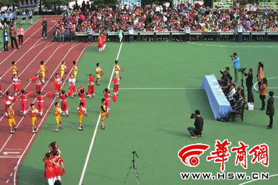 昨日，部分學(xué)生演員身著短袖短褲在表演節(jié)目 本報記者張欣攝