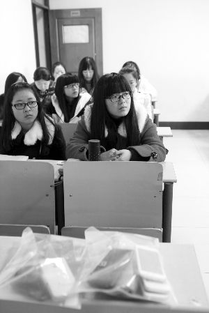 在限時(shí)斷網(wǎng)前，江大已有發(fā)起拒絕手機(jī)低頭族活動(dòng)，圖為設(shè)立了手機(jī)暫存袋的課堂 吳奕 攝