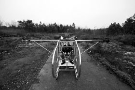 3月12日，汨羅白塘鄉(xiāng)趕洲村，李厚勝坐在他的“魚(yú)鷹直升機(jī)”上。圖/記者謝長(zhǎng)貴