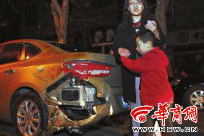 豐慶路226號(hào)的足浴店起火殃及樓下車輛，一個(gè)車主將車搶救出來后仍驚魂未定