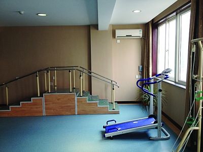  中心里健身設(shè)施一應(yīng)俱全。