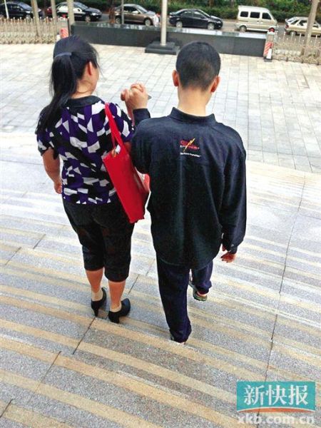 李星兒與媽媽蔣女士牽手走出法院。 新快報記者 張國鋒/攝