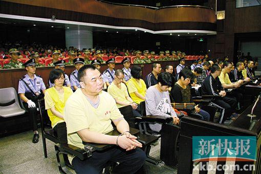 ■蔣洪偉(左一)等二十幾名被告被指控犯集資詐騙罪,昨日集體過(guò)堂?！　?鄭朝暉/攝