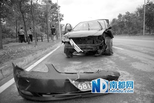 男子搶的比亞迪轎車車頭損毀嚴(yán)重。