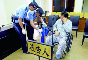 被告人李萬勇因病吸氧受審。首席攝影記者 吳寧/攝