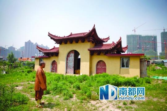 十里古寺2008年被拆,現(xiàn)在只剩下一個(gè)廟門。南都記者 陳志剛 攝