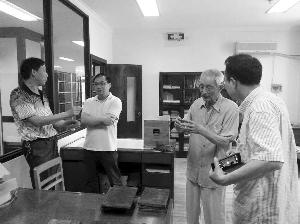 捐贈(zèng)現(xiàn)場,周爺爺正在給專家介紹他的寶貝