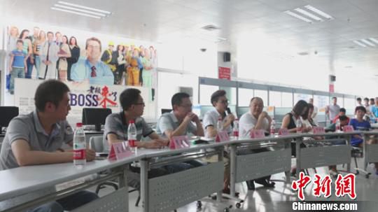 　招聘會(huì)現(xiàn)場(chǎng)，用人單位老板一字排開，與求職者面對(duì)面交流　李超慶　攝