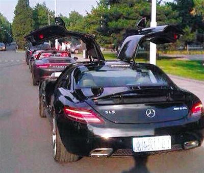 近日，一組“北體大畢業(yè)典禮豪車云集堪比車展”組圖在網(wǎng)絡(luò)爆紅。網(wǎng)絡(luò)截圖