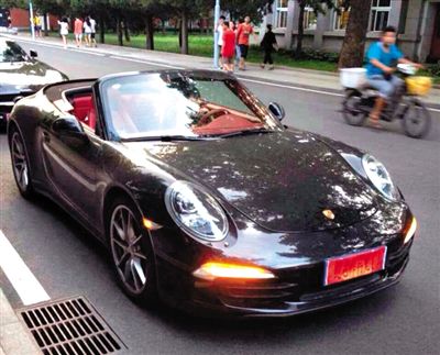 近日，一組“北體大畢業(yè)典禮豪車云集堪比車展”組圖在網(wǎng)絡(luò)爆紅。網(wǎng)絡(luò)截圖