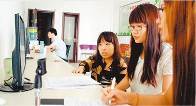 一米高大學(xué)生求職屢遭拒 曝光后當上網(wǎng)絡(luò)主持人