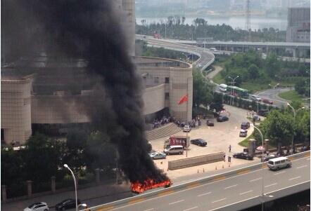 武漢大客車突發(fā)自燃成空殼 36人2分鐘有序撤離(圖) 武漢大客車突發(fā)自燃成空殼 36人2分鐘有序撤離(圖)