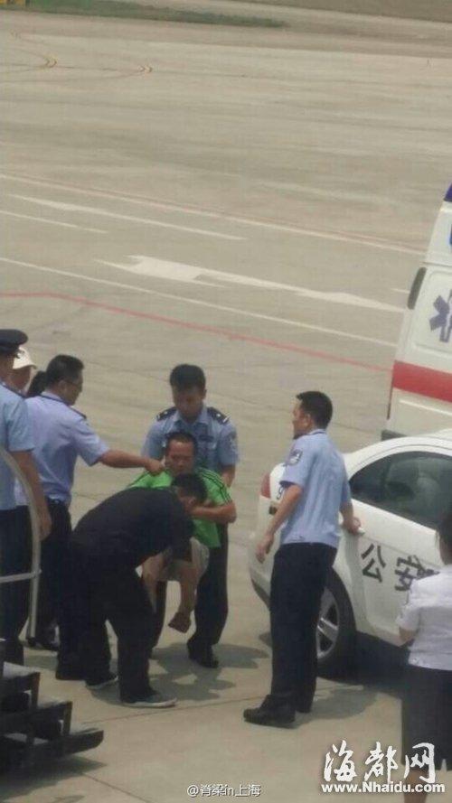 福建機場航班臨起飛 疑似精神病男子被抬下飛機 福建機場航班臨起飛 疑似精神病男子被抬下飛機