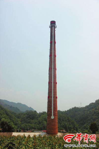 昨日中午，68米高的“溫度計”最上端，顯示著實時溫度