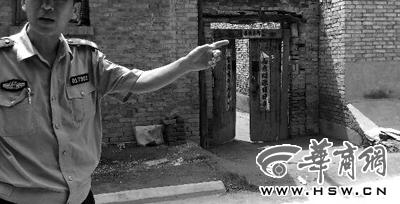 昨日，西安市閻良區(qū)譚家村，警方在孫某家調(diào)查 記者 黃利健 攝