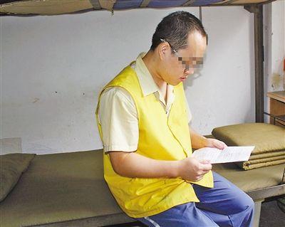 昨天，張文兵在看家書。 記者 鐘耕軍 攝