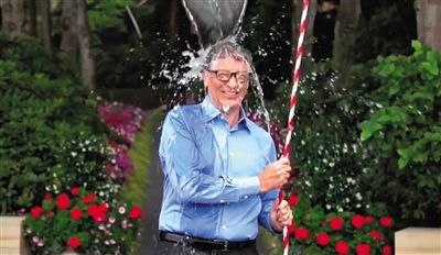 從蓋茨挑戰(zhàn)“冰桶”的視頻中可以發(fā)現微軟最新平板電腦Surface Pro 3的身影，網友稱蓋茨在做公益時還不忘給自家產品做代言。