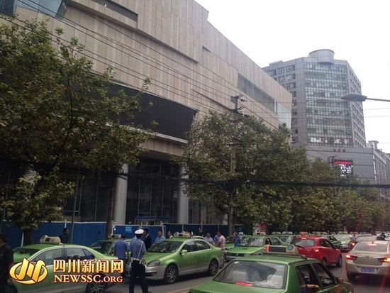 百輛出租車(chē)排隊(duì)5小時(shí)領(lǐng)百元購(gòu)物卡 的哥稱(chēng)不劃算