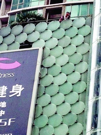 環(huán)亞廣場(chǎng)5樓露臺(tái)上，有一男子揚(yáng)言跳樓。