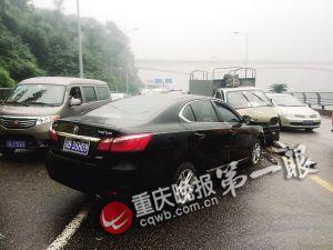 司機(jī)駕駛時彎腰撿墨鏡 造成4車連撞5人受傷