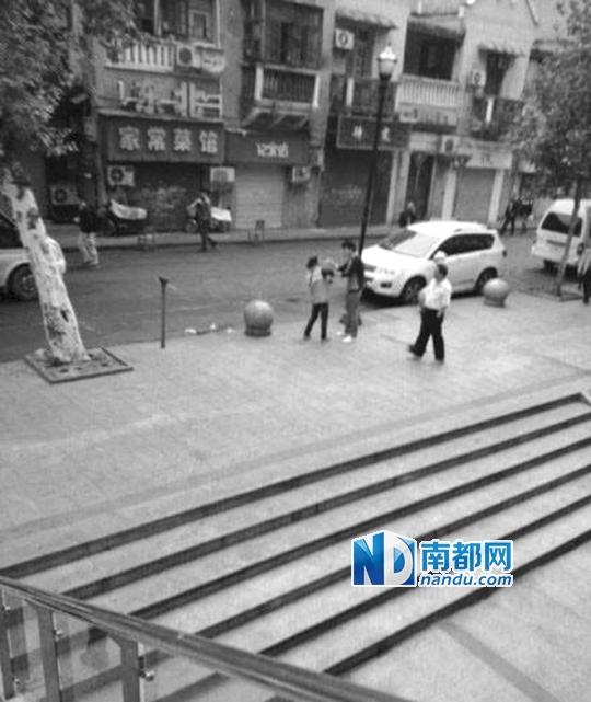 10月18日，武漢一男子抓住環(huán)衛(wèi)工打耳光。